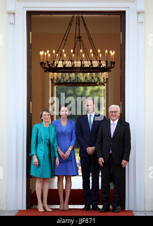 Der Herzog und die Herzogin von Cambridge treffen Bundespräsident von Deutschland Frank-Walter Steinmeier und seine Frau Elke Buedenbender im Bellevue Palace Gardens in Berlin. Stockfoto