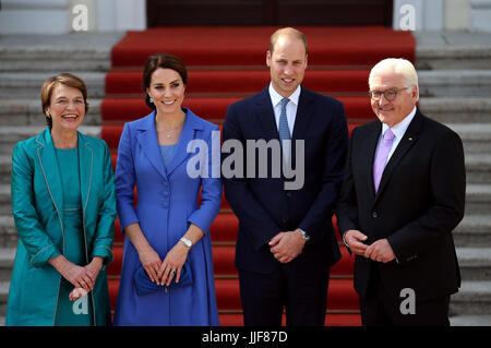 Der Herzog und die Herzogin von Cambridge treffen Bundespräsident von Deutschland Frank-Walter Steinmeier und seine Frau Elke Buedenbender im Bellevue Palace Gardens in Berlin. Stockfoto