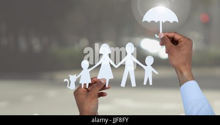 Digital Composite Cut Outs Familie unter Schutzschirm Stockfoto