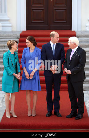 Der Herzog und die Herzogin von Cambridge treffen Bundespräsident von Deutschland Frank-Walter Steinmeier und seine Frau Elke Buedenbender im Bellevue Palace Gardens in Berlin. Stockfoto