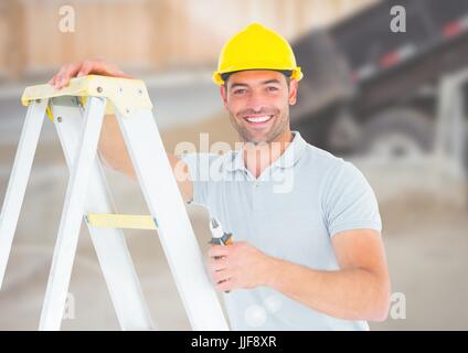 Digitalen Verbund von Bauarbeiter mit Leiter vor Baustelle Stockfoto