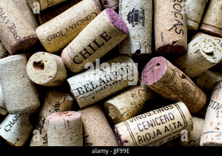 Gebrauchte Korken in einem Haufen von verschiedenen Weinflaschen. Stockfoto