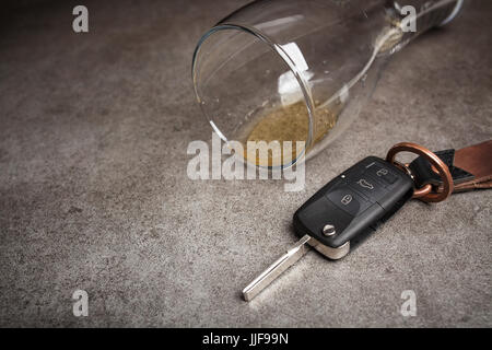 Betrunken fahren Konzept - verschüttetes Bier und Autoschlüssel auf einem Tisch Stockfoto