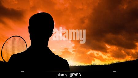 Digitalen Verbund von Silhouette Mann mit Badminton Schläger gegen bewölkten Himmel bei Sonnenuntergang Stockfoto