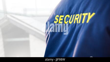 Digitalen Verbund der Wachmann in der Nähe von hellen Hintergrund Dach Baustelle Stockfoto
