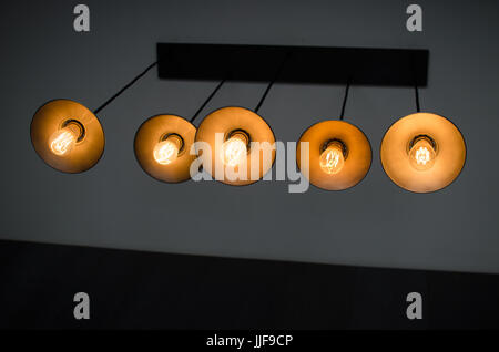 Edison Lichter in Lampen von der Decke hängen. Stockfoto