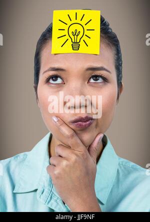 Digital Composite Frau denken mit gelbe Haftnotiz am Kopf zeigen graue Glühbirne Grafik gegen braune staatlich Stockfoto