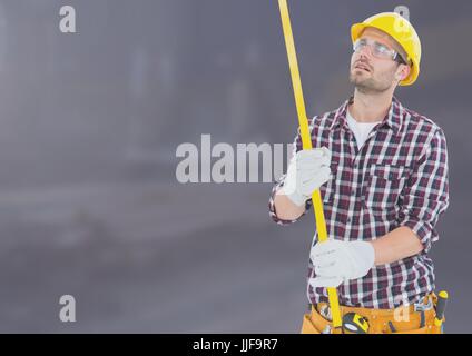 Digitalen Verbund von Bauarbeiter mit Maßband vor Baustelle Stockfoto