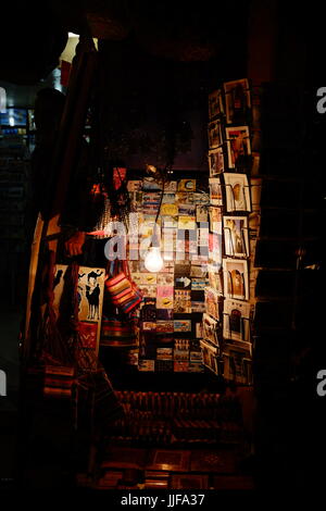 Postkarten in der Nacht, Marrakesch, Marokko, Stockfoto