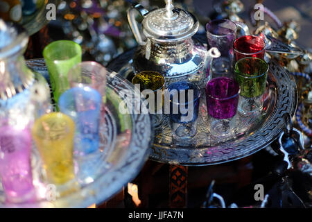 Traditionelle marokkanische Teekanne und Gläser, Marrakesch, Marokko, Stockfoto
