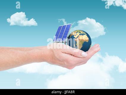 Digitalen Verbund von Solar-Panel und Erde auf die Hand in den Himmel Stockfoto