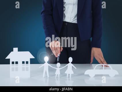 Digitalen Verbund der Cut Outs der Familie Haus und Auto mit Frau Stockfoto