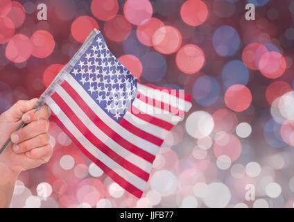 Digitalen Verbund von Hand, die amerikanische Flagge mit funkelnden Licht Bokeh-Hintergrund Stockfoto