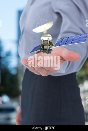 Digitalen Verbund aus Sat-Solar-Panel auf der Seite eine Geschäftsfrau in der Stadt Stockfoto