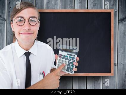 Digitalen Verbund aus Mann blickte mit Rechner gegen Tafel und grau Holzplatte Stockfoto