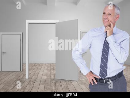 Digitalen Verbund aus reifer Geschäftsmann auf Hartholz-Fußboden gegen Türen stehen Stockfoto