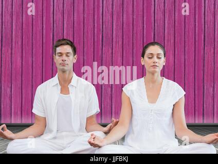 Digitalen Verbund aus Fitness-Yoga-paar mit rosa Holz Hintergrund Stockfoto