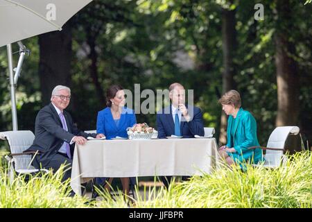 Der Herzog und die Herzogin von Cambridge sprechen mit Bundespräsident Frank-Walter Steinmeier (links) und seine Frau Elke Buedenbender (rechts), wie sie im Garten der Residenz des Präsidenten Schloss Bellevue in Berlin, Deutschland sitzen. Stockfoto