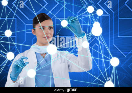 Digitalen Verbund der Arzt zeigt am Bildschirm vor blauem Hintergrund Stockfoto
