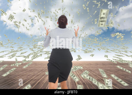 Digital Composite Business-Frau mit fallenden Geld Stockfoto