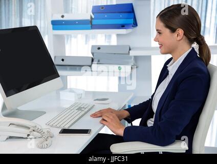 Digitalen Verbund aus Geschäftsfrau auf Computer am Schreibtisch Stockfoto