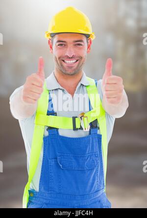 Digital Composite Construction Worker Daumen vor Baustelle aufzugeben Stockfoto