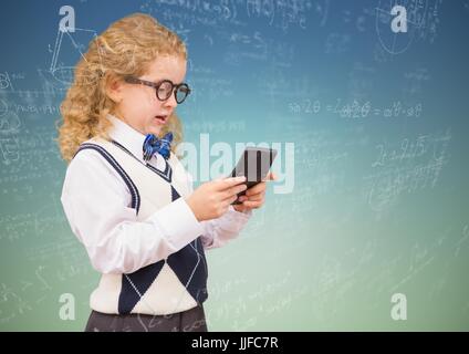 Digitalen Verbund von Mädchen mit Taschenrechner und Mathematik Kritzeleien blau grün Hintergrund Stockfoto