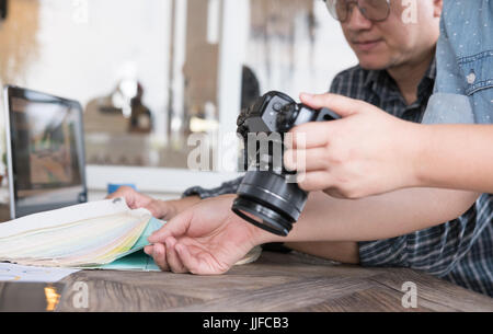 asiatische Grafik oder Interieur-Designer Swatch Sampler oder Katalog Farbpalette eine Farbe auswählen führen mit Arbeit Beispiel unter Ausschluss der Öffentlichkeit Stockfoto