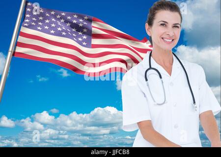 Digital Composite Arztes gegen amerikanische Flagge Stockfoto