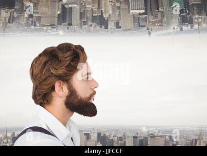 Digitalen Verbund von Hipster Mann weit weg mit Stadt im Hintergrund Stockfoto