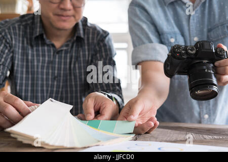 asiatische Grafik oder Interieur-Designer Swatch Sampler oder Katalog Farbpalette eine Farbe auswählen führen mit Arbeit Beispiel unter Ausschluss der Öffentlichkeit Stockfoto