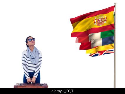 Digital Composite Hauptsprache Flags in der Nähe von junge Frau mit Koffer und Sonnenbrille Stockfoto
