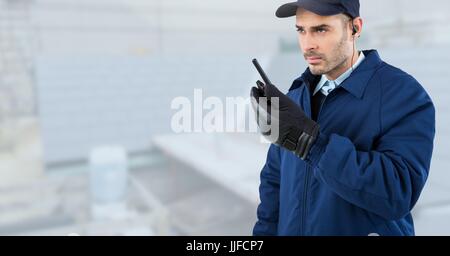 Digitalen Verbund der Sicherheitsmann auf hellen Hintergrund der Baustelle auf dem Dach Stockfoto