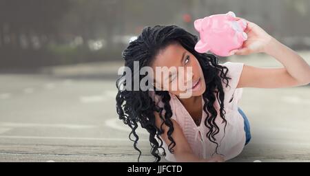 Digital Composite Broke schwarze Frau auf der Suche auf Sparschwein zu Schwerpunkten der leeren Tasche-Konzept mit einem Korb-Feld im Hintergrund Stockfoto