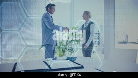 Digital Composite Geschäftsleute Händeschütteln im Büro Stockfoto