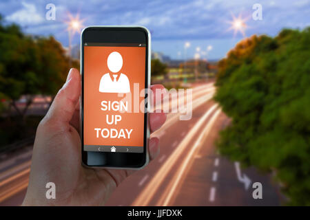 Hand mit Smartphone gegen Lichtspuren auf Stadt Straße abgeschnitten Stockfoto