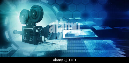 Schnittstelle gegen Bild der verschiedenen Computer-Bildschirmen fliegen Stockfoto