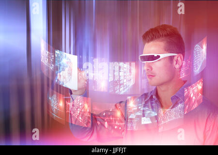 Junge Mann zeigte während der Verwendung von virtuellen video-Brille gegen Tabellen in Büro-Kantine Stockfoto