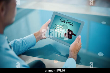 Geschäftsmann mit seinem Tablet gegen Grafikschnittstelle von Rechtsanwalt-Kontakt-Formular Stockfoto