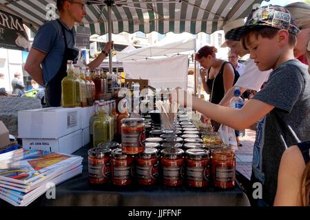 Reading, UK - 17. Juni 2017: Besucher zu einem Chili Festival untersuchen und versuchen Proben von Chili Saucen und würzige Gurken Stockfoto