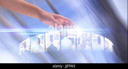 Nahaufnahme des abgeschnittenen Hand auf weißem Hintergrund gegen niedrigen Winkel Ansicht der Glasdecke im Büro Stockfoto