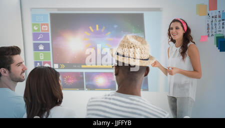 Digital erzeugte Bild von verschiedenen Video- und Symbole gegen Geschäftsfrau geben vor Gruppe präsentieren Stockfoto