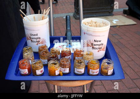 Reading, UK - 17. Juni 2017: Proben oder Verkoster Chili Saucen und Gurken bei einem Chili-festival Stockfoto