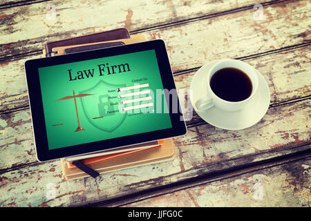 Grafische Oberfläche des Rechtsanwalts Kontaktformular gegen Aufwand der Tablette auf Schreibtisch Stockfoto