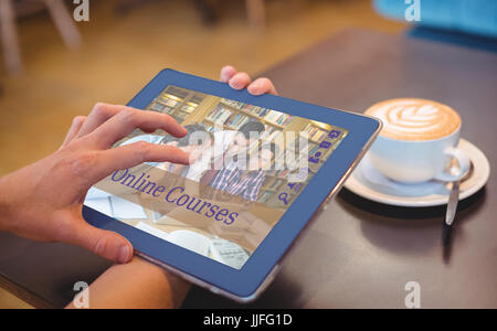 Zusammengesetztes Bild von Online-Kursen gegen Nahaufnahme von digital-Tablette und Kaffee am Tisch Nahaufnahme von digital-Tablette und Kaffee am Tisch in den Kaffee Stockfoto