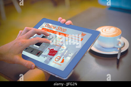 Waschmaschinen für den Verkauf auf Webseite gegen Nahaufnahme von digital-Tablette und Kaffee am Tisch Nahaufnahme von digital-Tablette und Kaffee am Tisch angezeigt Stockfoto