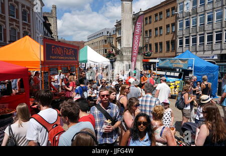 Reading, UK - 17. Juni 2017: Besucher der Lesefestwoche Chili essen und Warteschlangen im Bereich Suppen Stockfoto