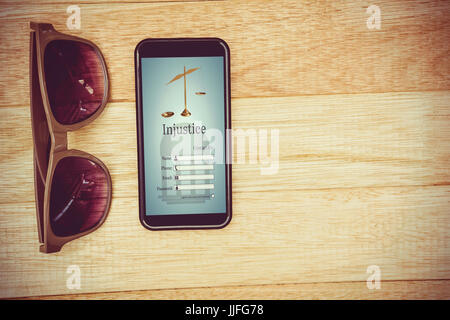 Grafische Oberfläche des Rechtsanwalts Kontaktformular gegen Blick auf Gläser und ein smartphone Stockfoto