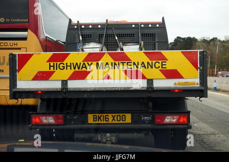 Farnborough, Großbritannien - 28. März 2017: Heck UK Autobahn Wartung in einer Autobahn-Verkehr-Warteschlange Stockfoto