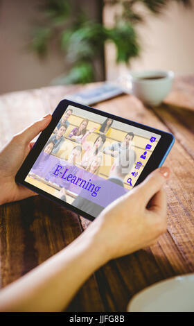 Zusammengesetztes Bild von Online-Kursen gegen Frau mit ihrem Tablet-pc Stockfoto